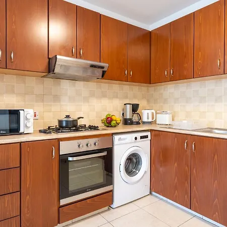 Mia 1-Br Apartment & Balcony In Larnaca
